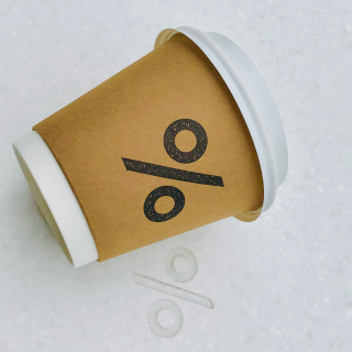 Produtos consumíveis para pausa no escritório, apresentando grãos de café premium, chávenas corporativas e copos de papel sustentáveis.