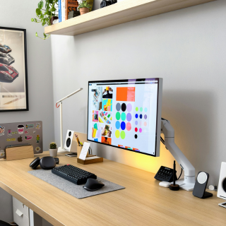 Dispositivos tecnológicos e periféricos de escritório, apresentando discos externos, pens USB, ratos ergonómicos e cabos de conectividade.